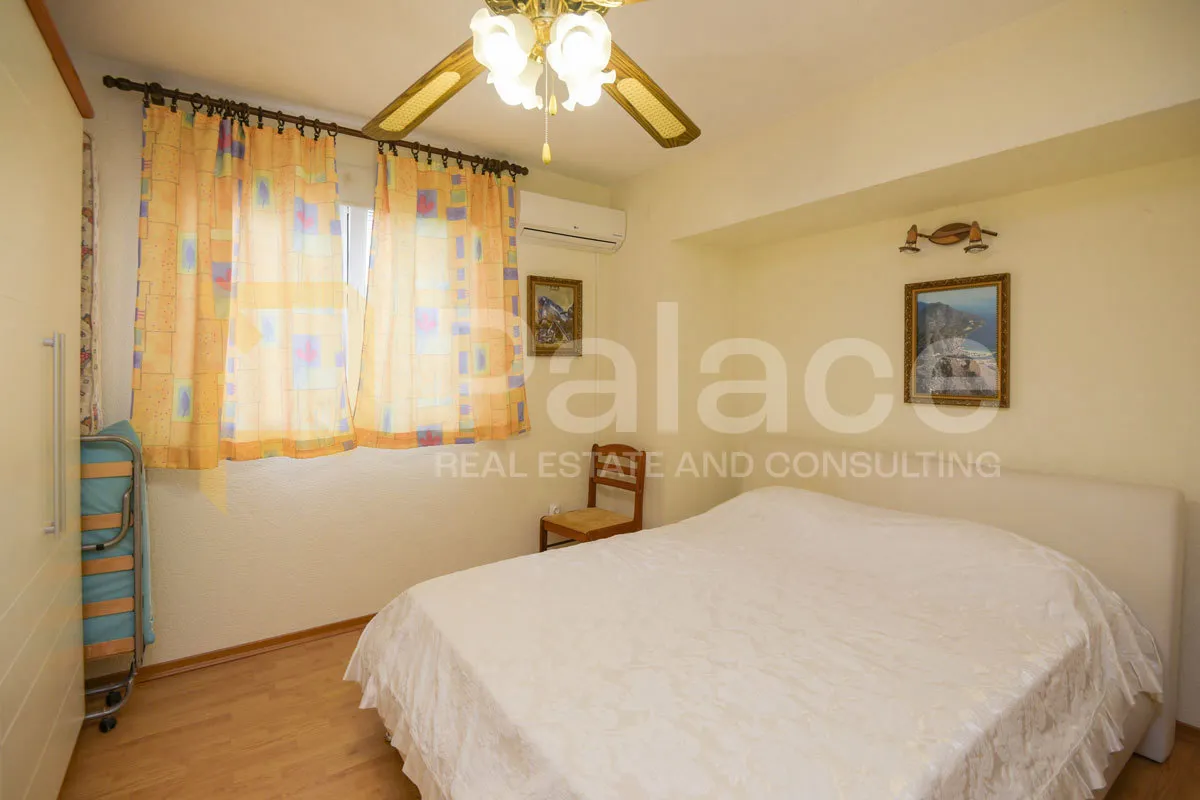samostojeća kuća katnica s bazenom i pogledom na more, vodice 275 m2 - slika 14