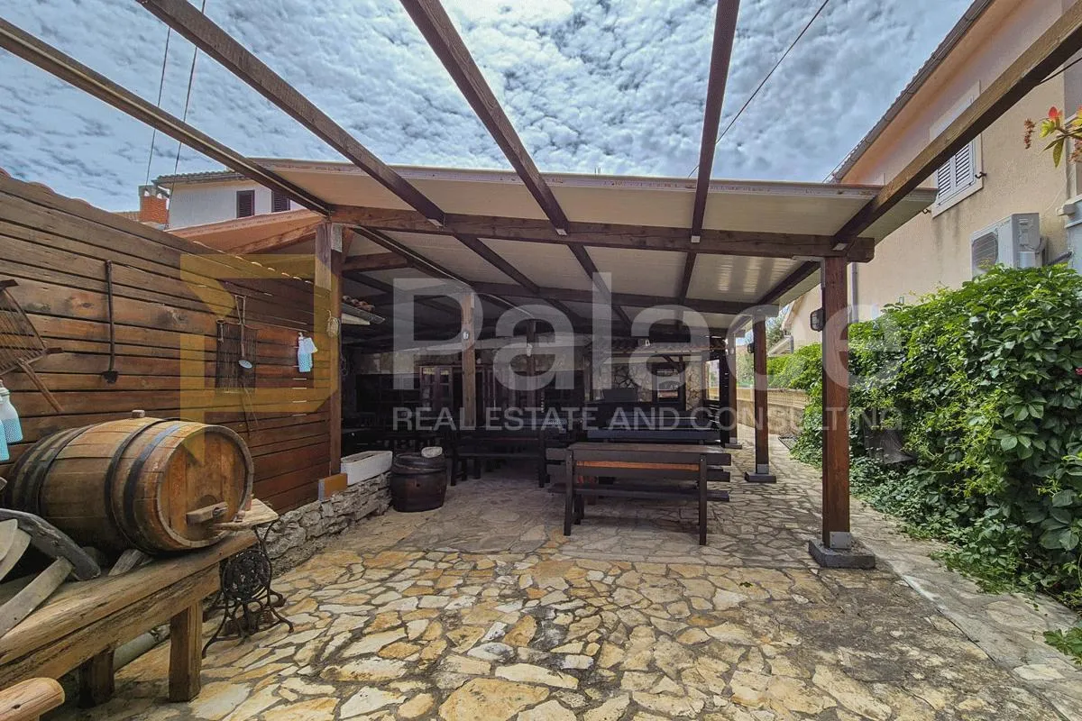kuća s restoranom i dva stana – prvi red do mora, zablaće - slika 3