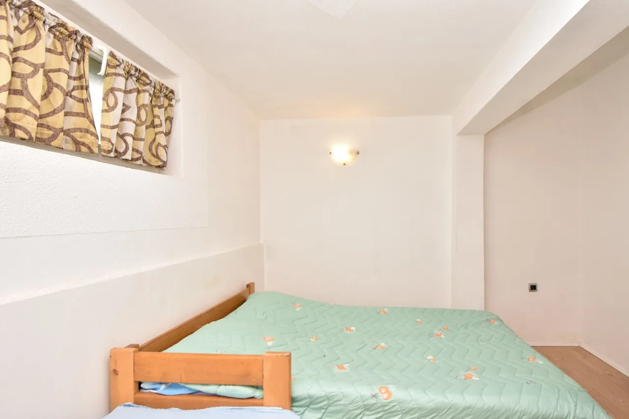 stan u kući na obali sa tri uhodana apartmana - tribunj - slika 9