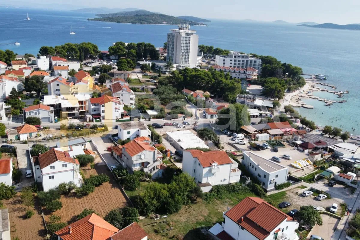 prostrani stan na prvom katu s krovnom terasom i bazenom u vodicama - slika 2