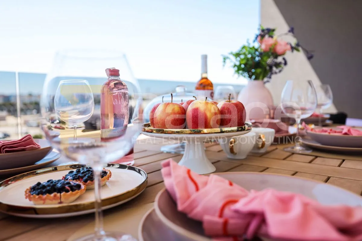 luksuzno uređen penthouse sa krovnom terasom višnjik 108m2 - slika 22