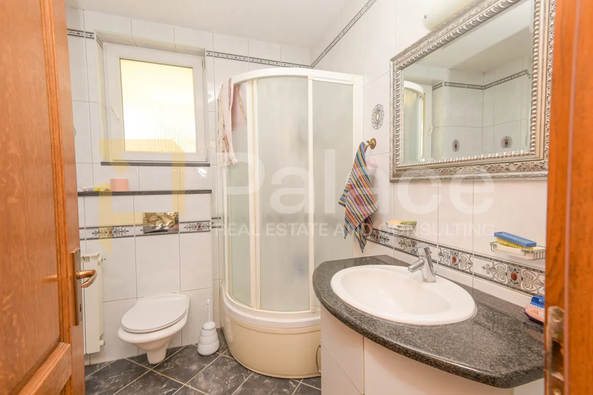 prekrasna kuća s 3 stana, pogledom i velikom okućnicom, vodice 370 m2 - slika 9