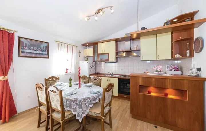 šarmantna villa s bazenom s pogledom na more, kaštel lukšić - slika 7