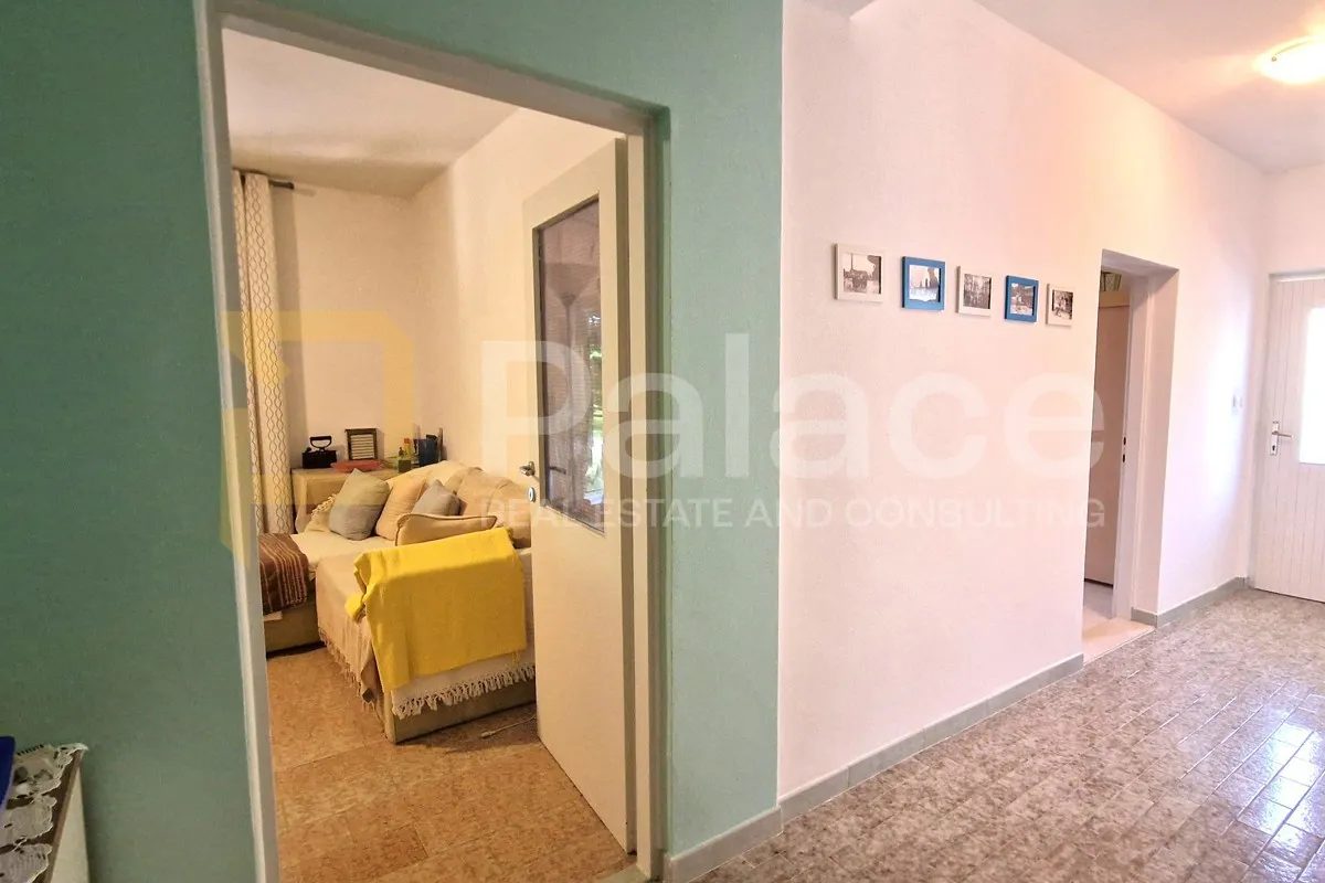 uređena prizemnica s velikim dvorištem, čista mala-vodice 120 m2 - slika 9