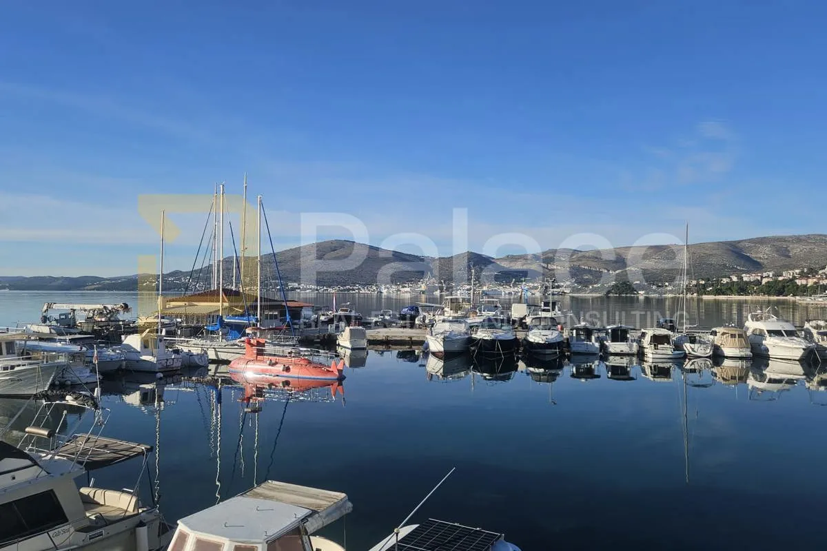 Trogir, jednosoban stan u izgradnji, vrt i parking