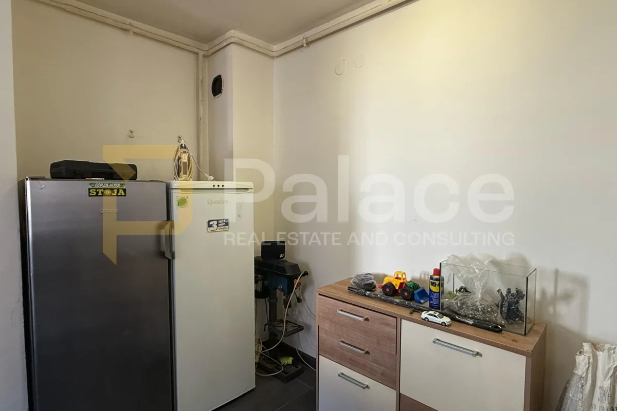 prostran stan u centru pule – 3 sobe, 82m², namješten - slika 8