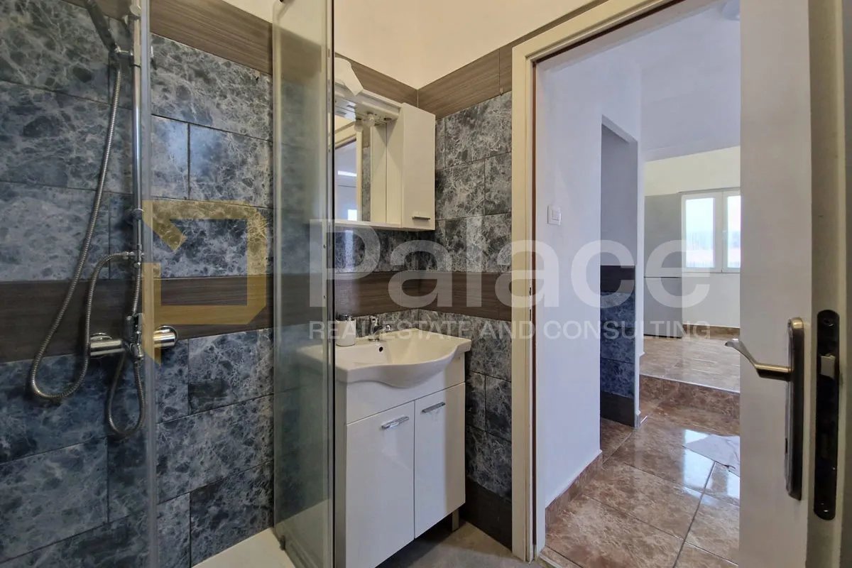 kuća s tri stana i velikom krovnom terasom - sveti kuzam, 181,08 m² - slika 5