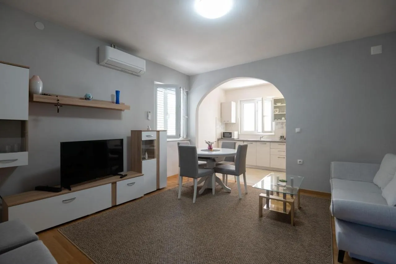 moderno uređena kuća s tri stana - slika 9