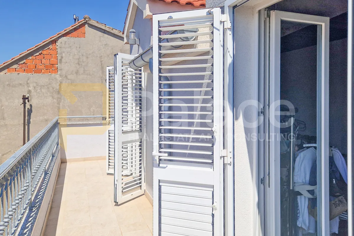 komforan trosoban stan u kući s pogledom, 2 parkinga, šibenik 133 m2 - slika 17