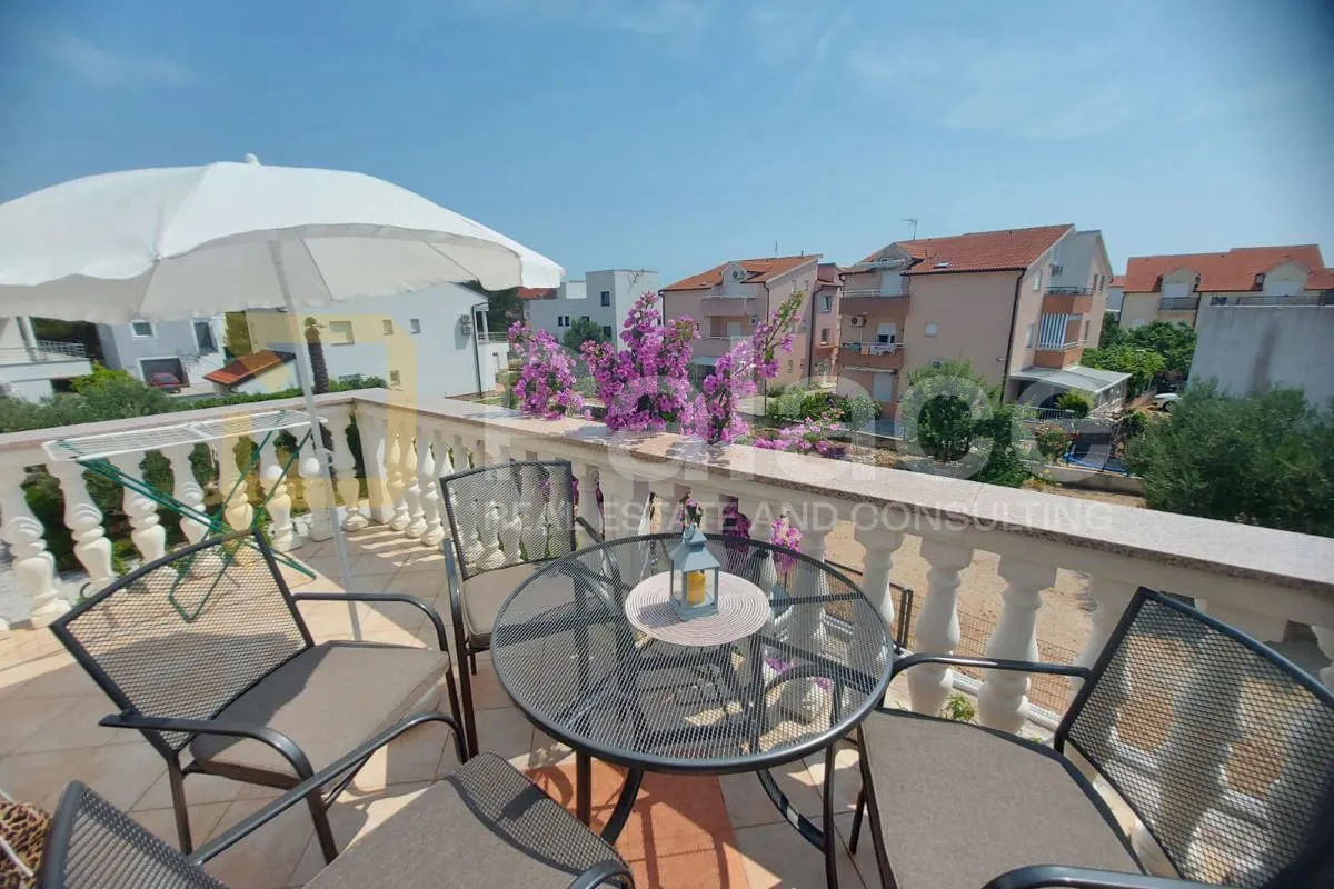 održavana kuća s apartmanima i dvorištem 500 m od mora, vodice 280 m2 - slika 2