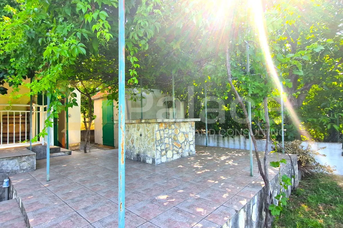 uređena prizemnica s velikim dvorištem, čista mala-vodice 120 m2 - slika 7