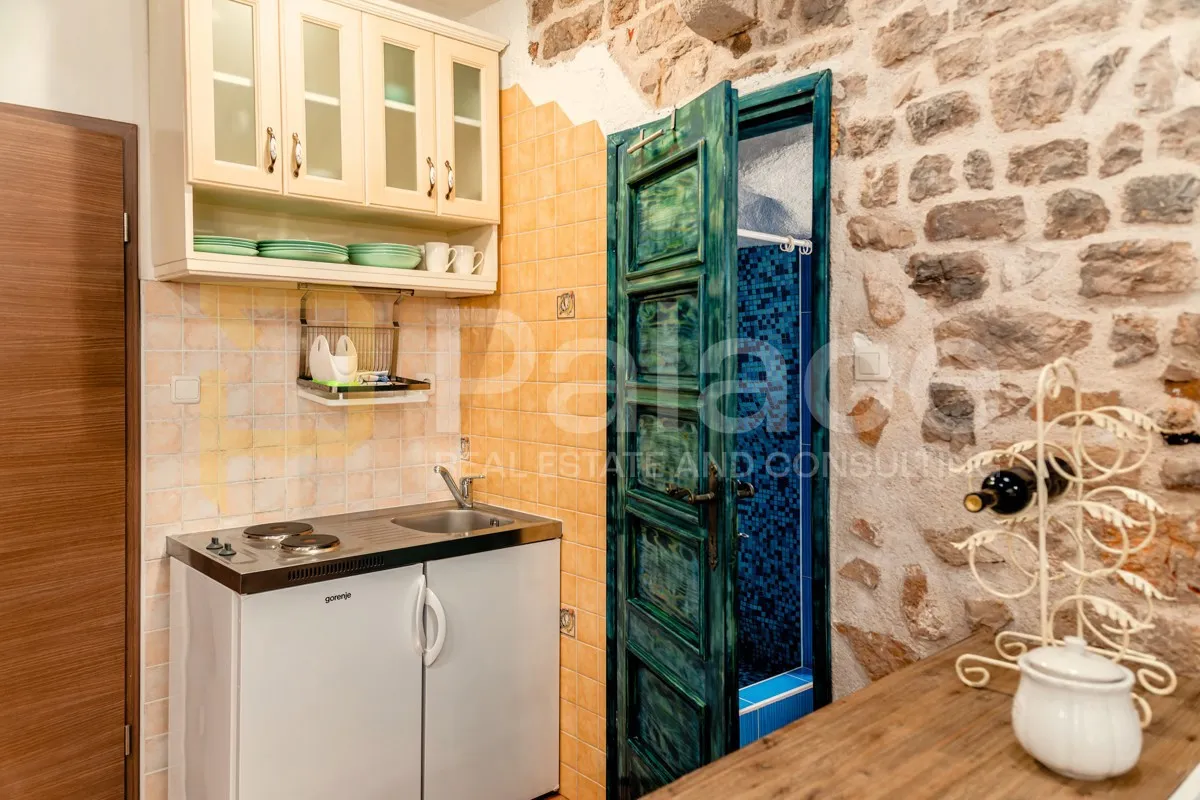 šibenik : dva studio apartmana u samom centru grada u kamenoj kući - slika 16
