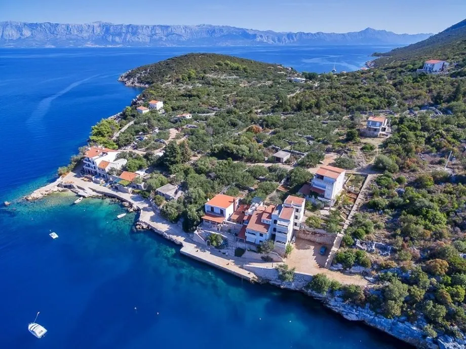 hvar - građevinsko zemljište, prvi red do mora 850 m² - slika 2