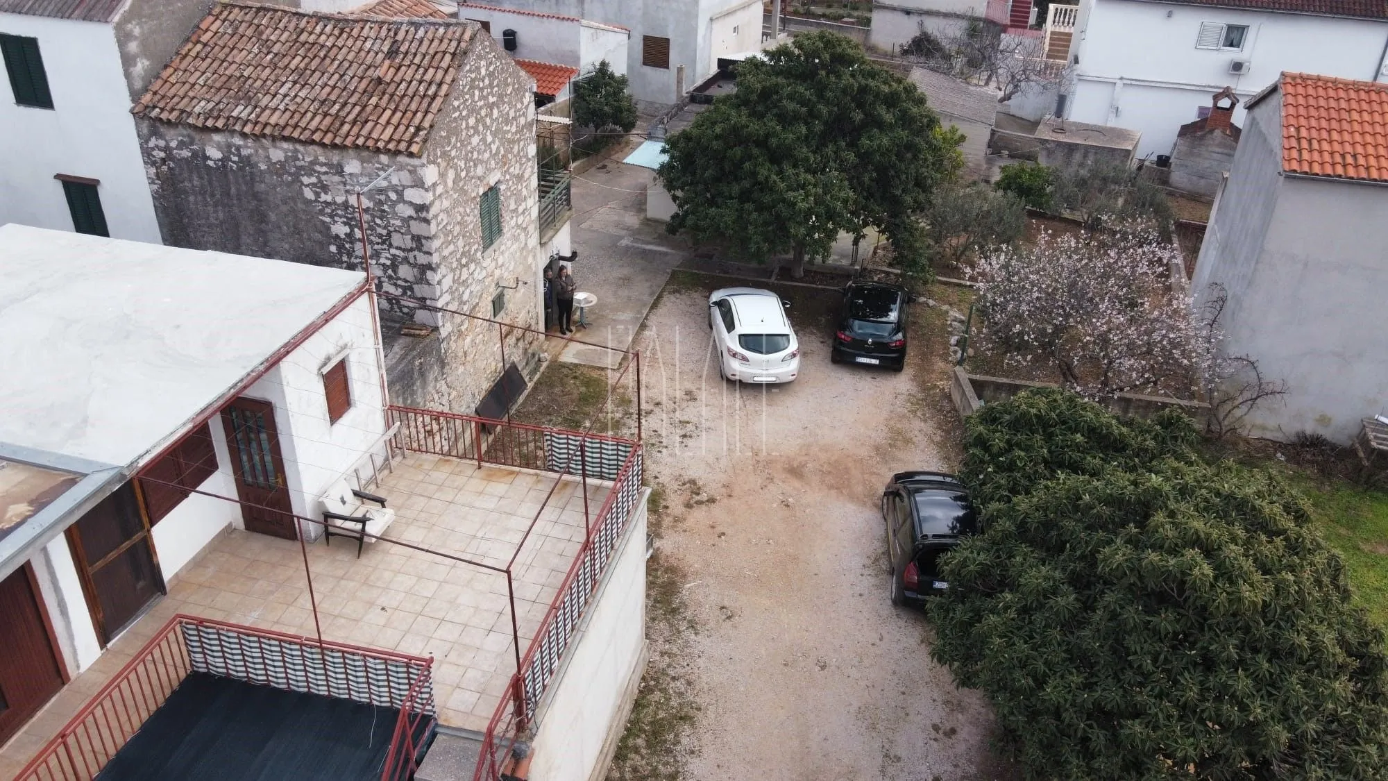 građevinski teren s priključcima i 3 legalna objekta, jezera, 528 m2 - slika 2
