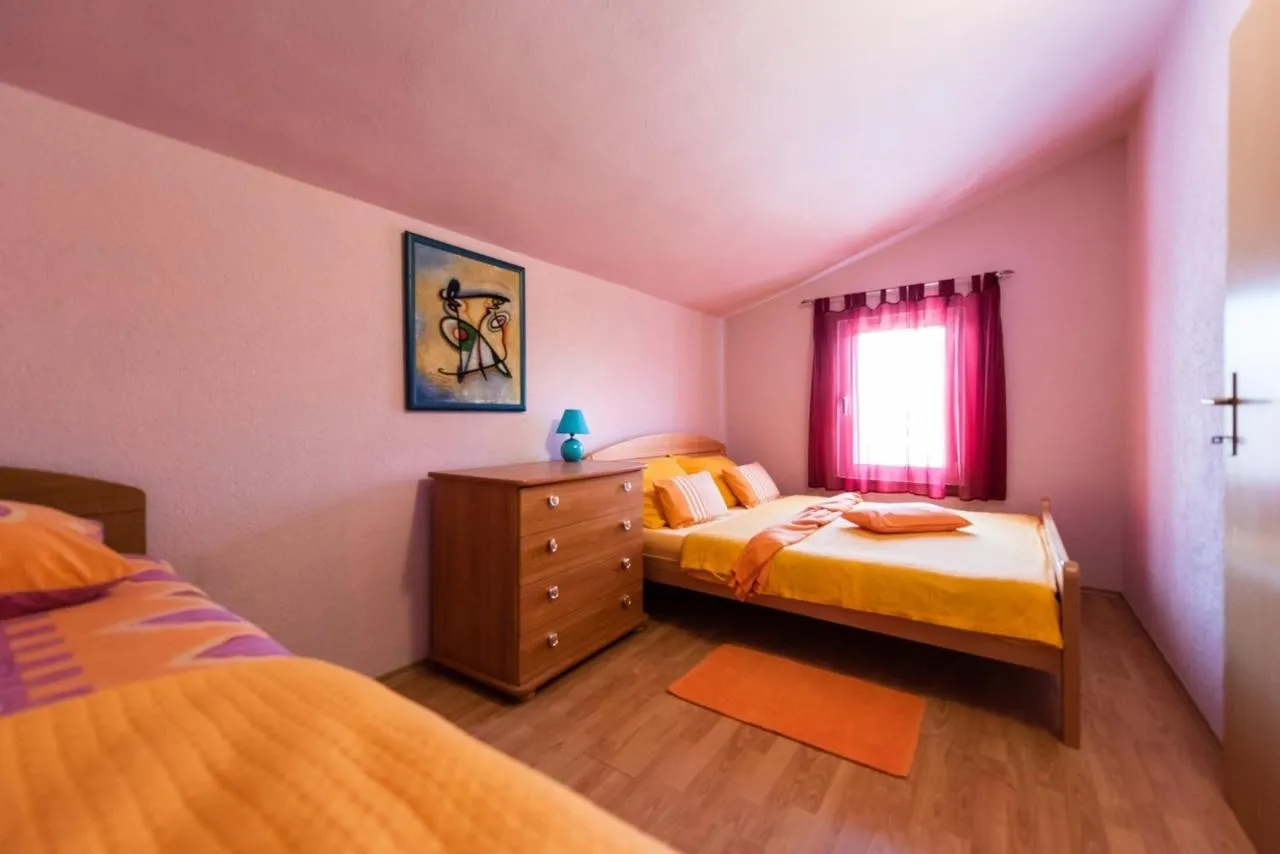 predivna vila s apartmanima i s bazenom, vinišće - slika 11
