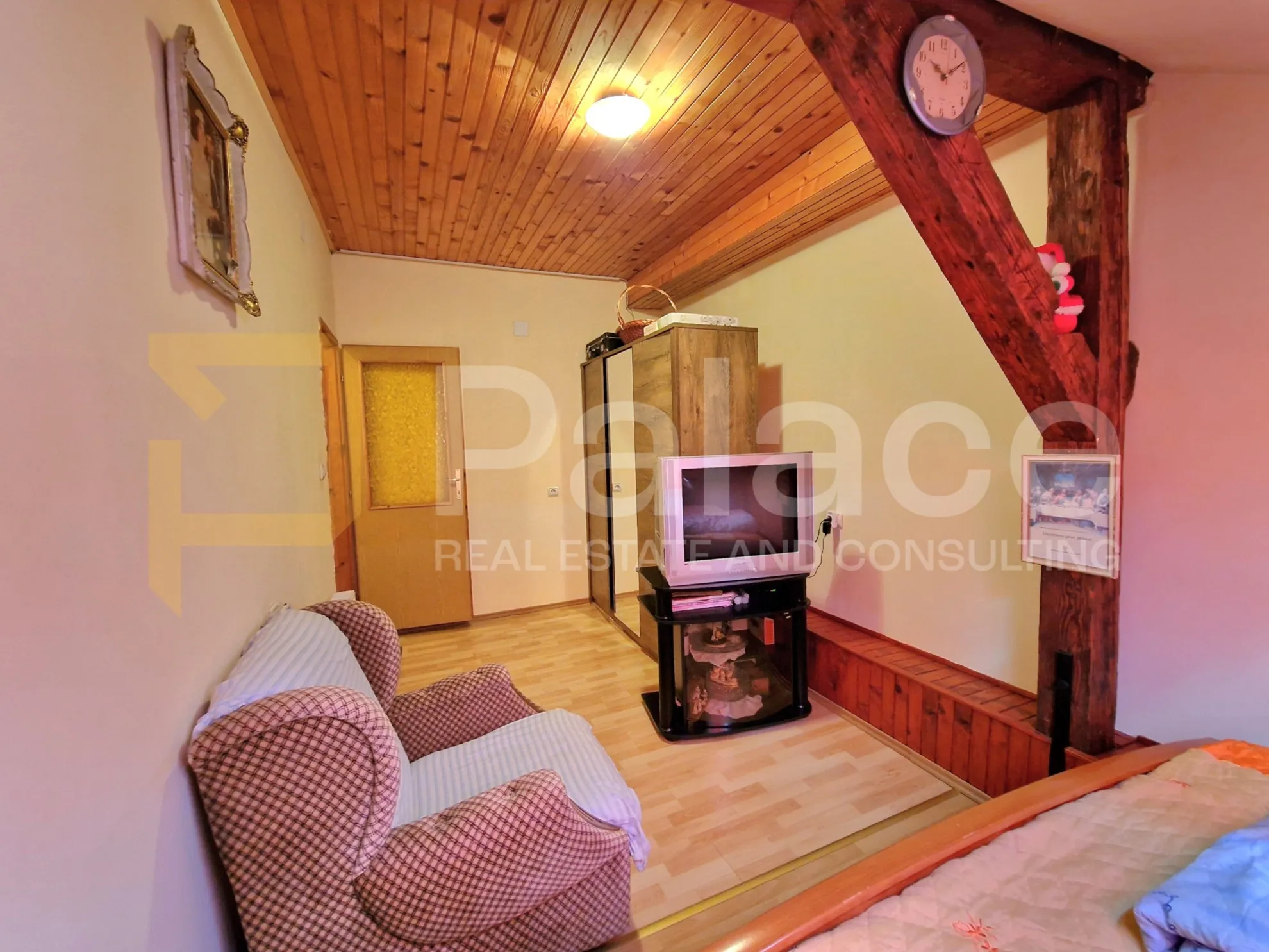 dvorišni stan s garažom i dodatnim stambenim prostorom, 150m2, centar - slika 16