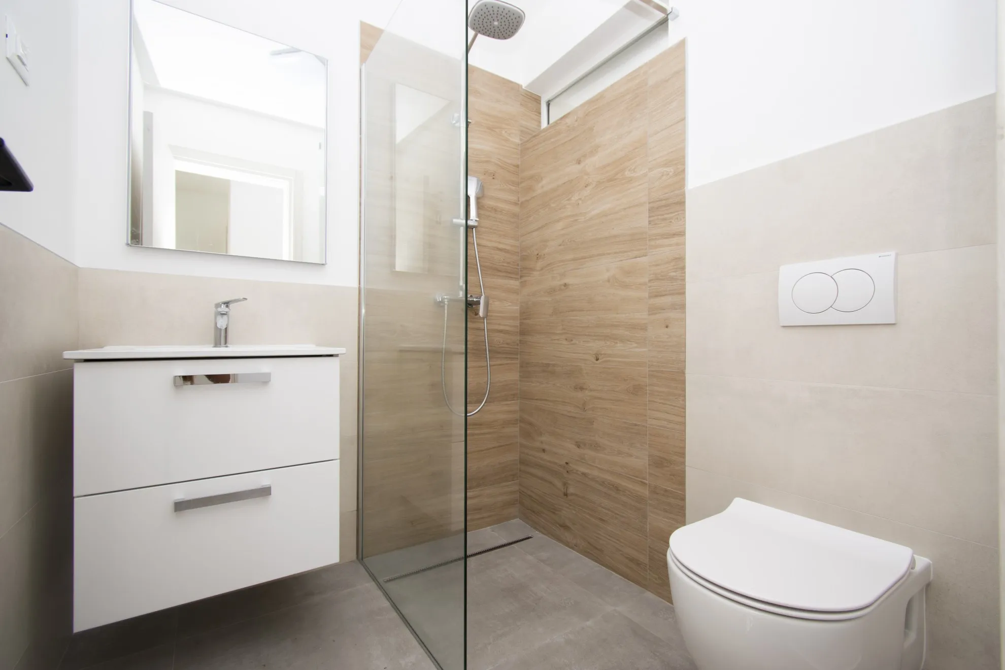 luksuzni dvoetažni stan s krovnom terasom, pogled na more,tisno,120 m2 - slika 20