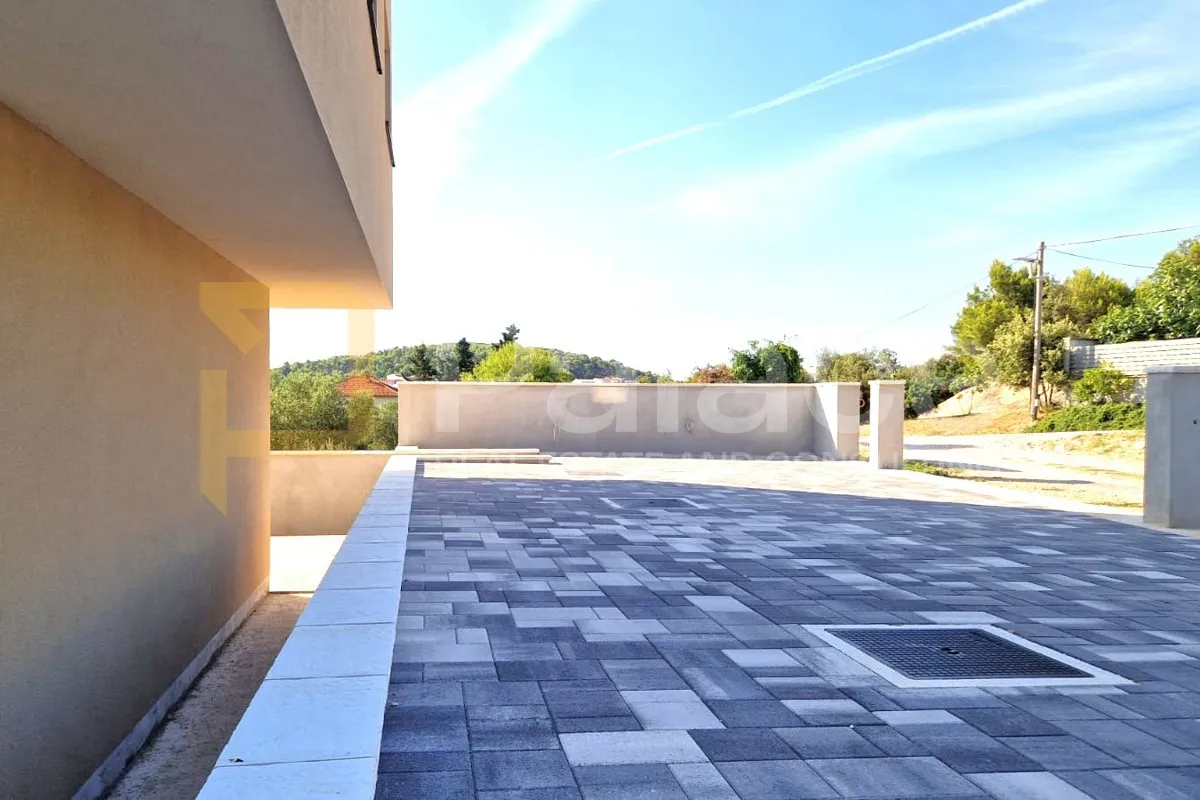 novogradnja duplex trosobni s dvorištem blizu mora, tisno 106 m2 - slika 5