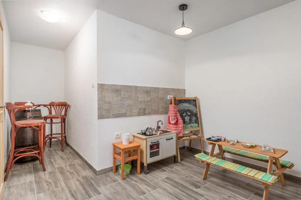 kuća s okućnicom idealna za turistički najam, 250m2, gornji turni - slika 9