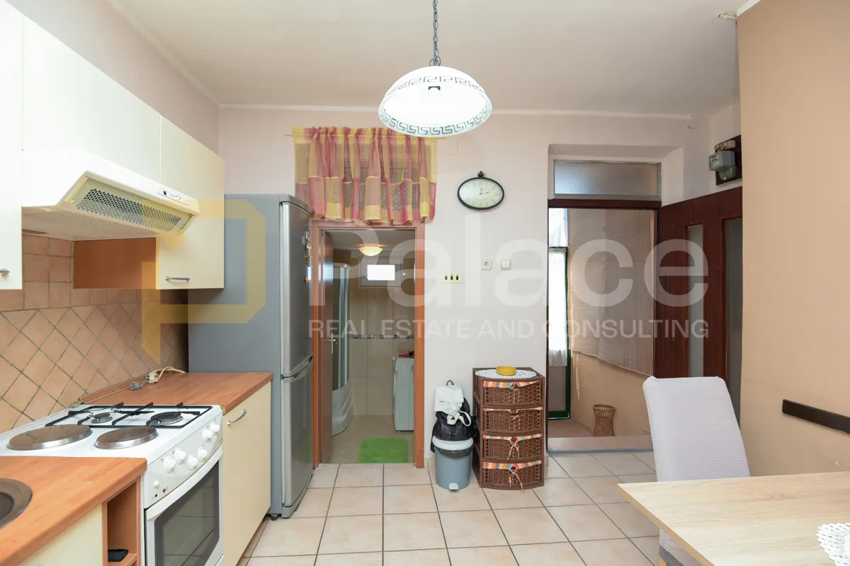 dvosoban stan u gradu sa predivnim pogledom na šibenski kanal, 63 m2 - slika 8
