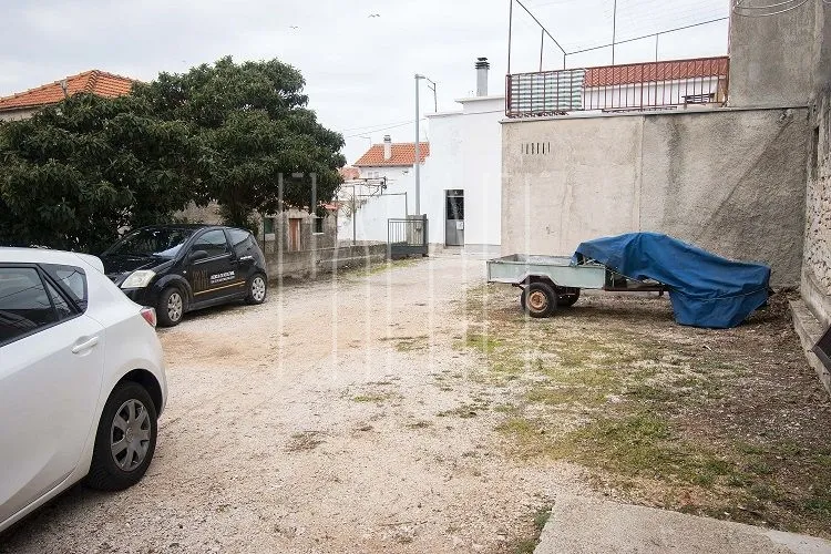 građevinski teren s priključcima i 3 legalna objekta, jezera, 528 m2 - slika 3