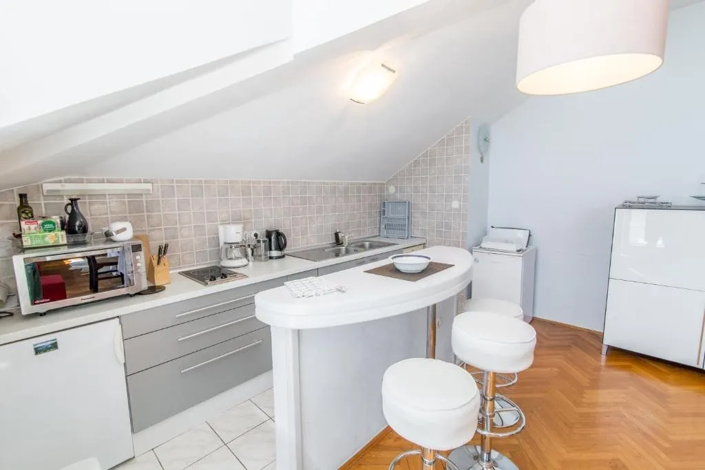 dvoetažni stan u urbanoj vili u centru grada, 200m od mora, opatija - slika 17