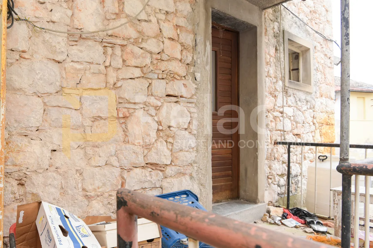 kamena kuća za renovaciju s poslovnim prostorom i parkingom, 120 m2 - slika 3