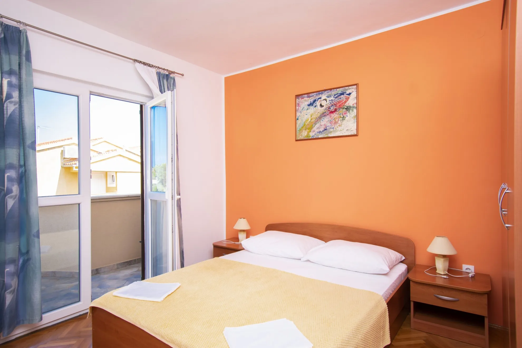 uređena samostojeća kuća s 4 apartmana i dvorištem, murter, 275 m2 - slika 2