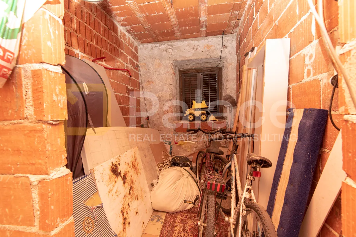 kuća sa prostranom okućnicom i pogledom na more - jezera - slika 15