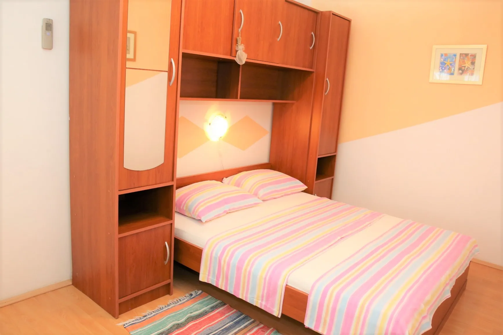 kuća u centru vodica s 5 apartmana i dvorištem 263.00 m2 - slika 9