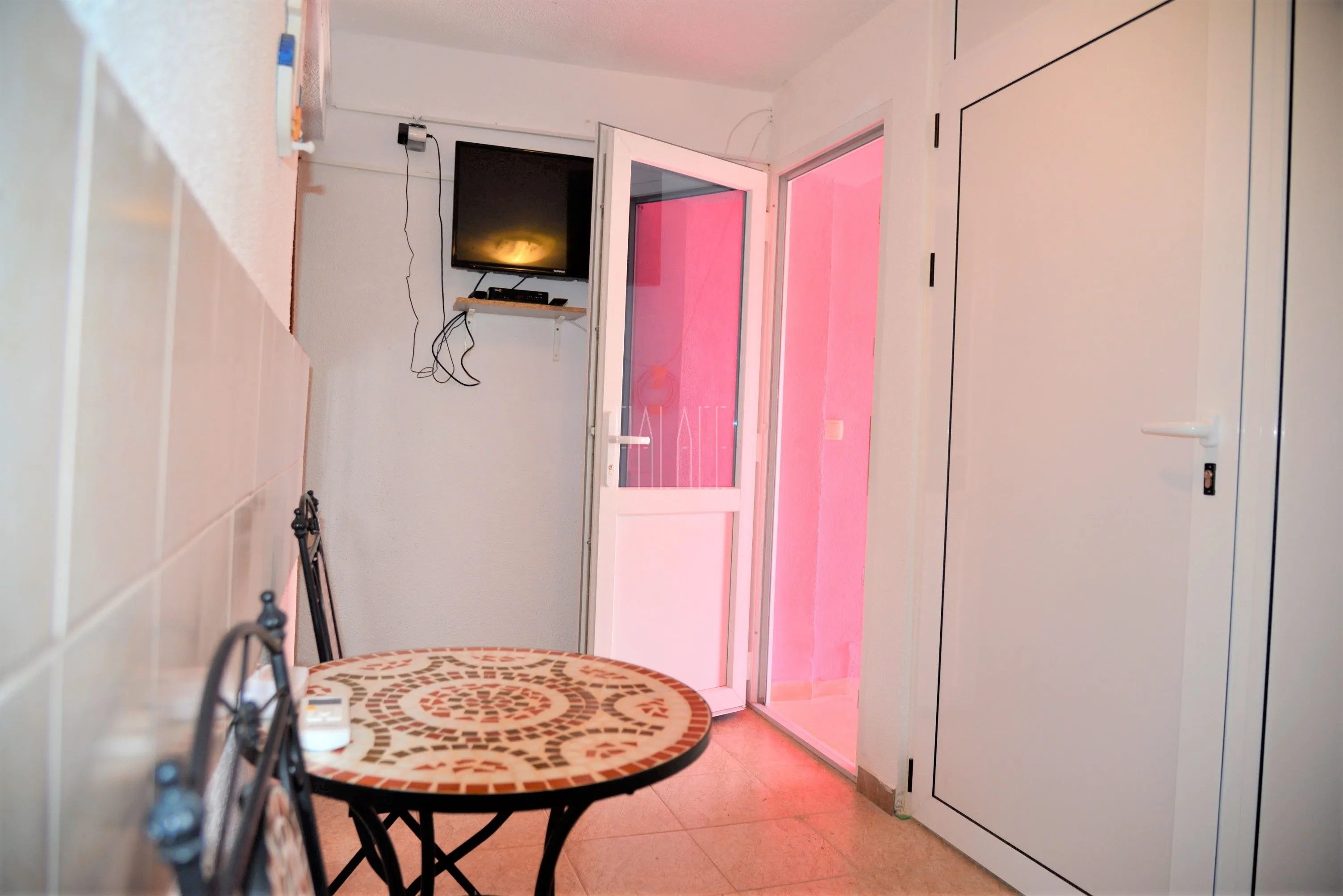 povoljno: kuća s 2 apartmana blizu mora, gornji karin, 126.00 m2 - slika 9