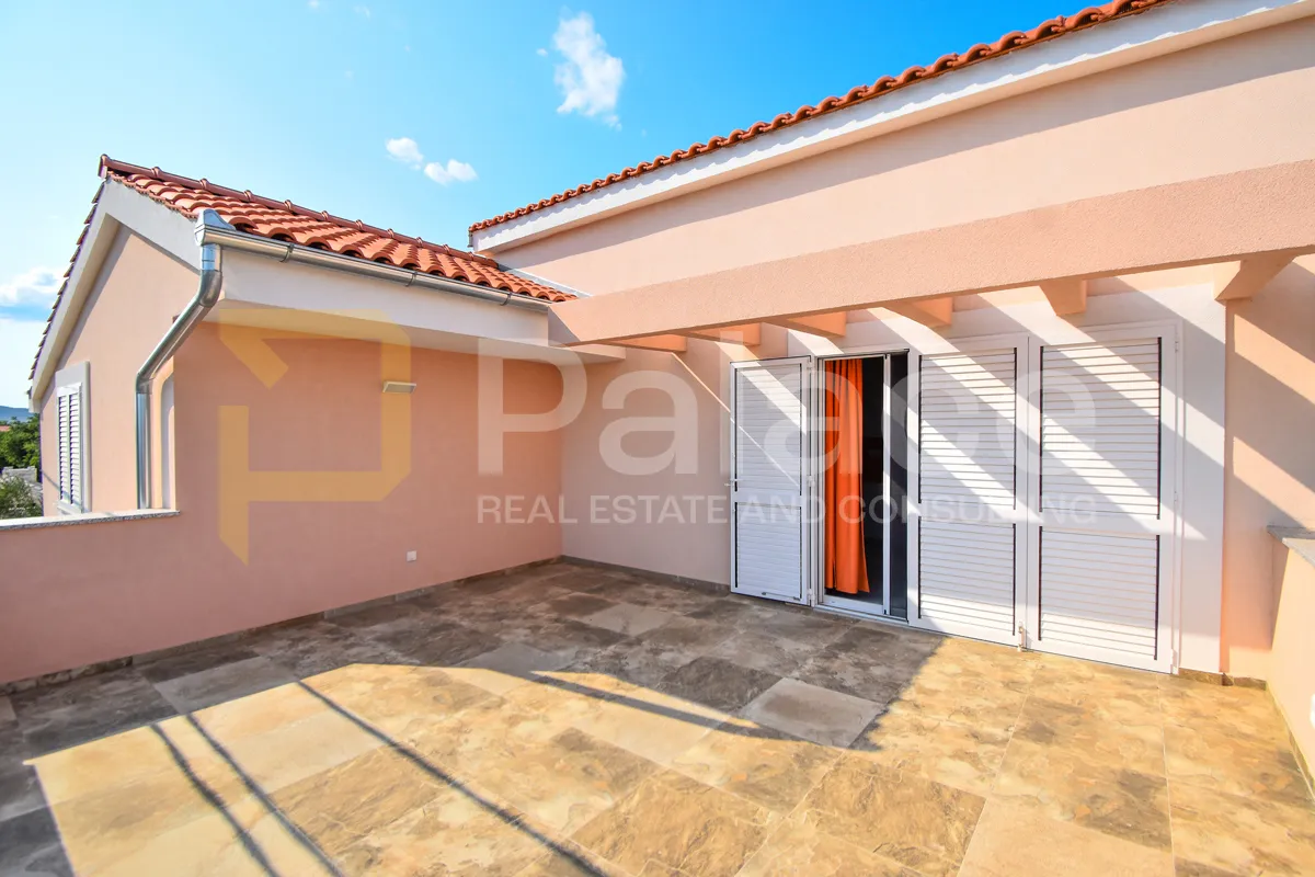 super ponuda: nova kuća s 2 stana i bazenom, vodice, čista mala, 245m2 - slika 3