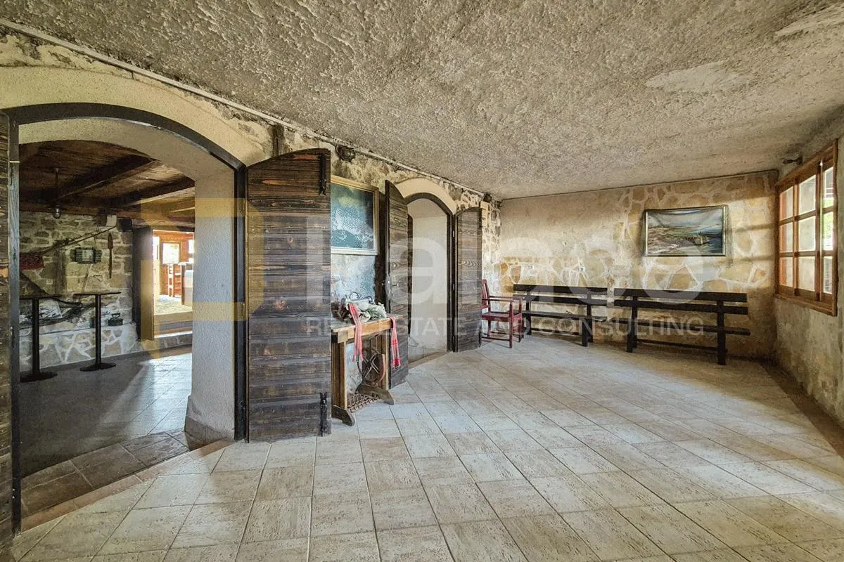 kuća s restoranom i dva stana – prvi red do mora, zablaće - slika 2