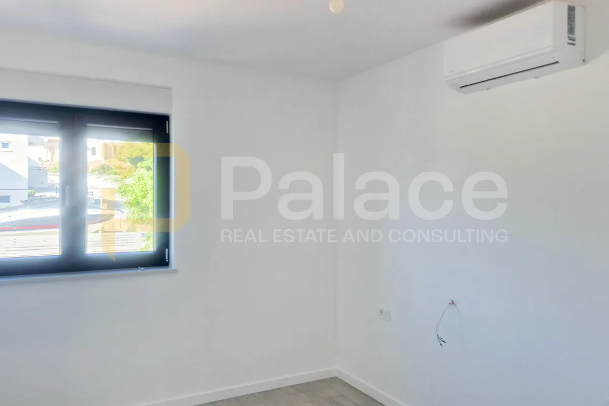 novogradnja duplex trosobni s dvorištem blizu mora, tisno 106 m2 - slika 8
