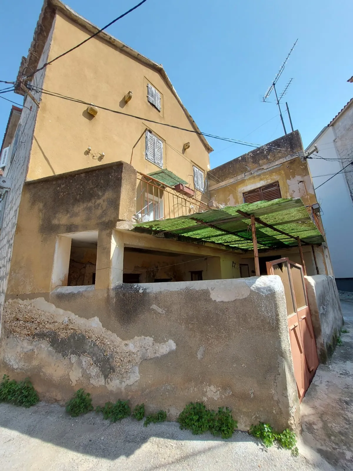 prava prilika za investiciju!!!-kuća prvi red do mora, trogir - slika 2