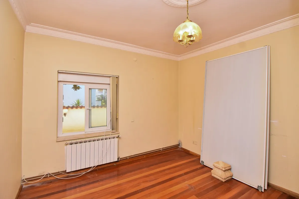 top lokacija: kuća blizu mora s 5 apartmana i dvorištem, srima 320 m2 - slika 7