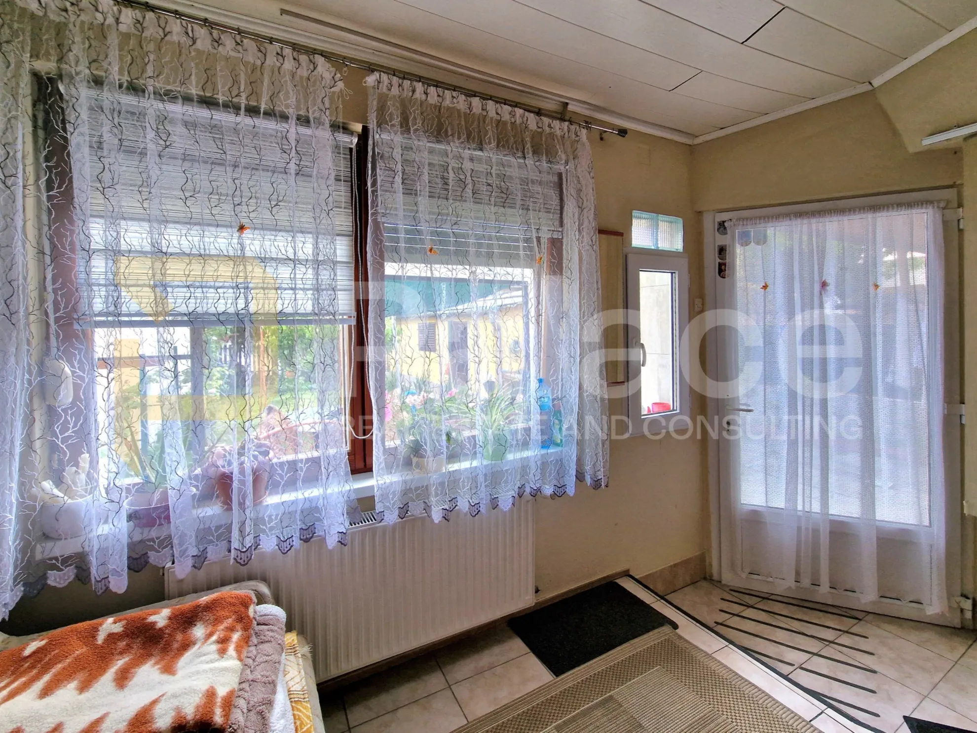 dvorišni stan s garažom i dodatnim stambenim prostorom, 150m2, centar - slika 18