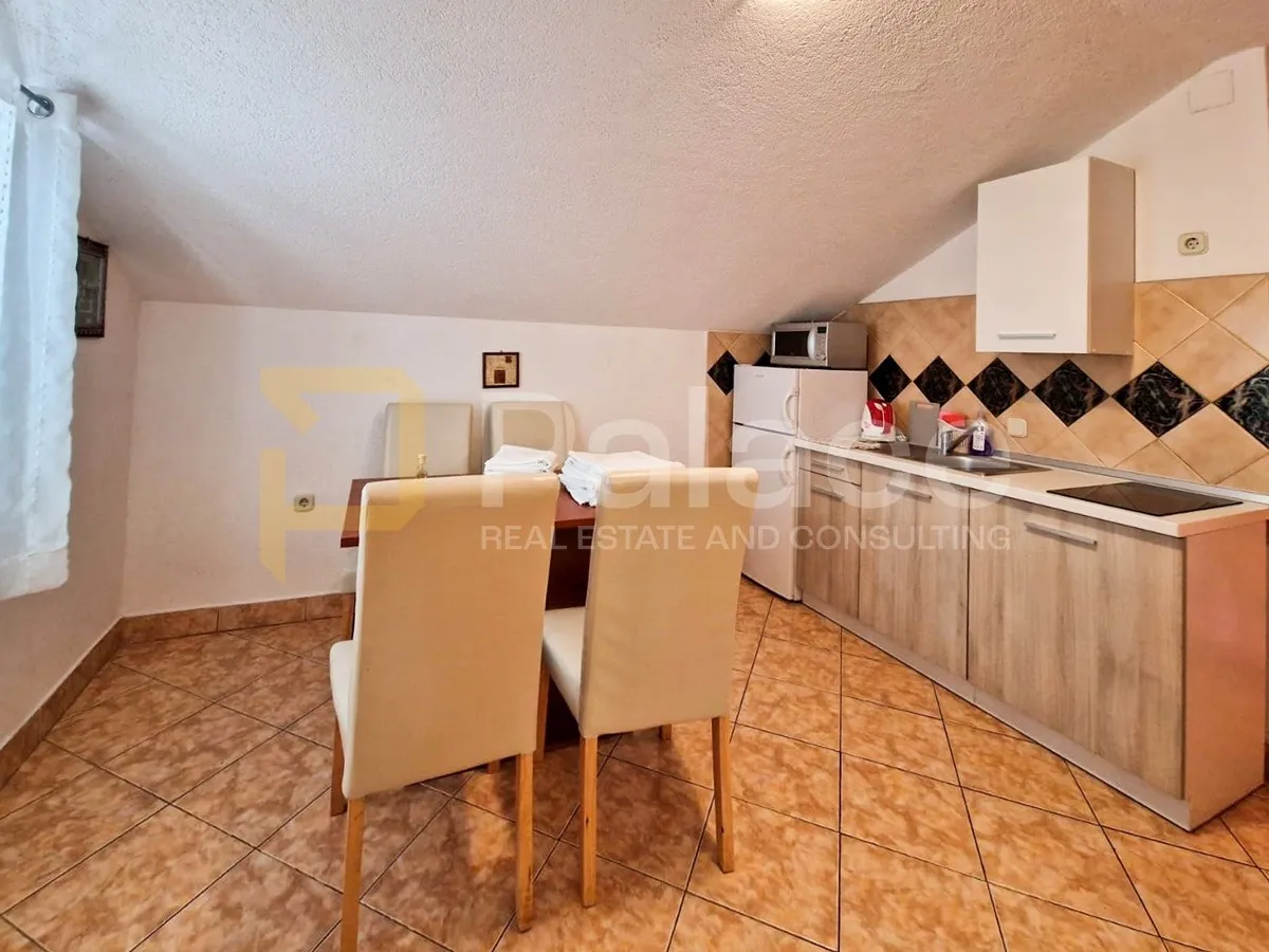 kuća sa 5 apartmana i prekrasnim vrtom - slika 8