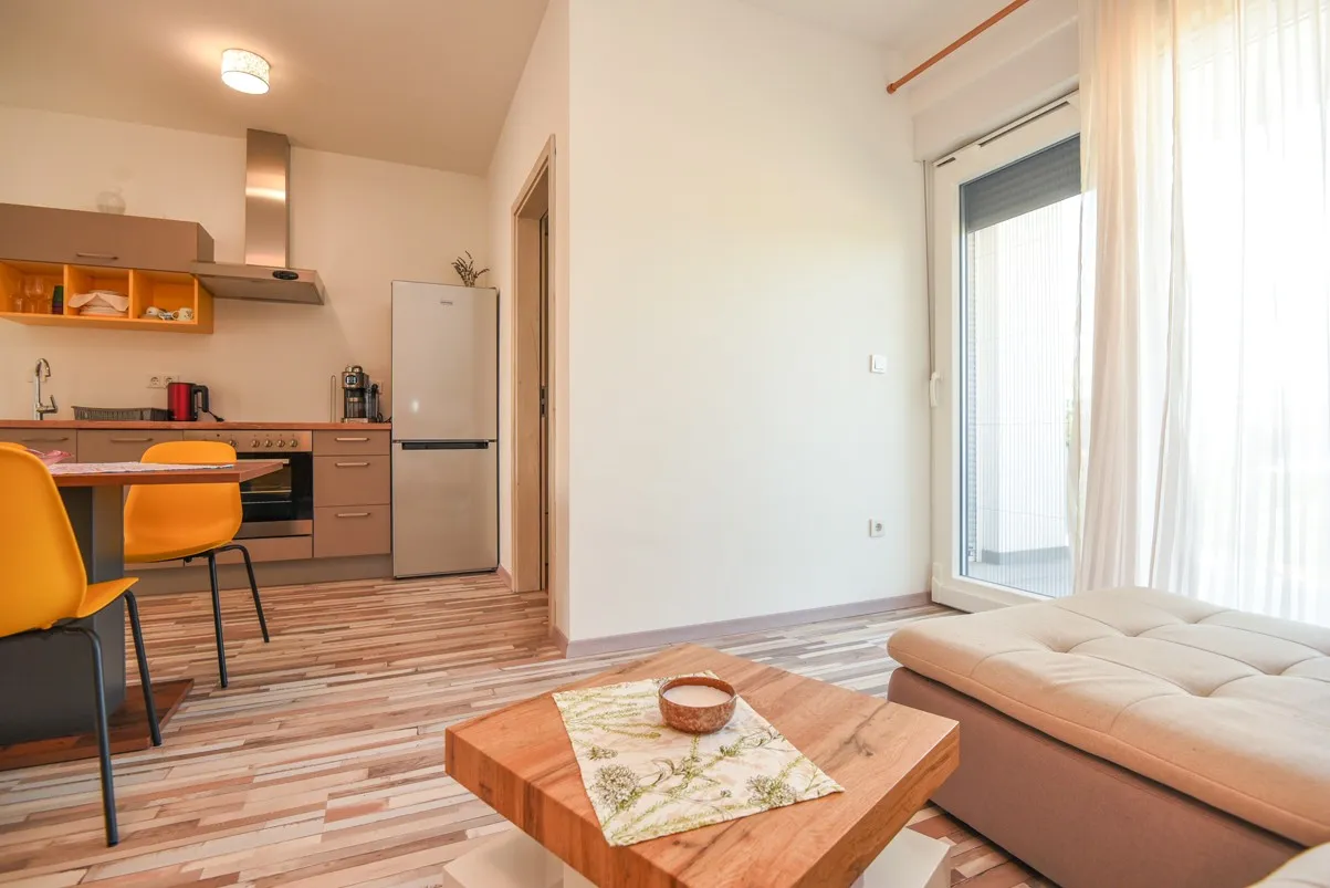 nova dvojna namještena kuća katnica s vrtom, bilice stubalj, 133 m2 - slika 21