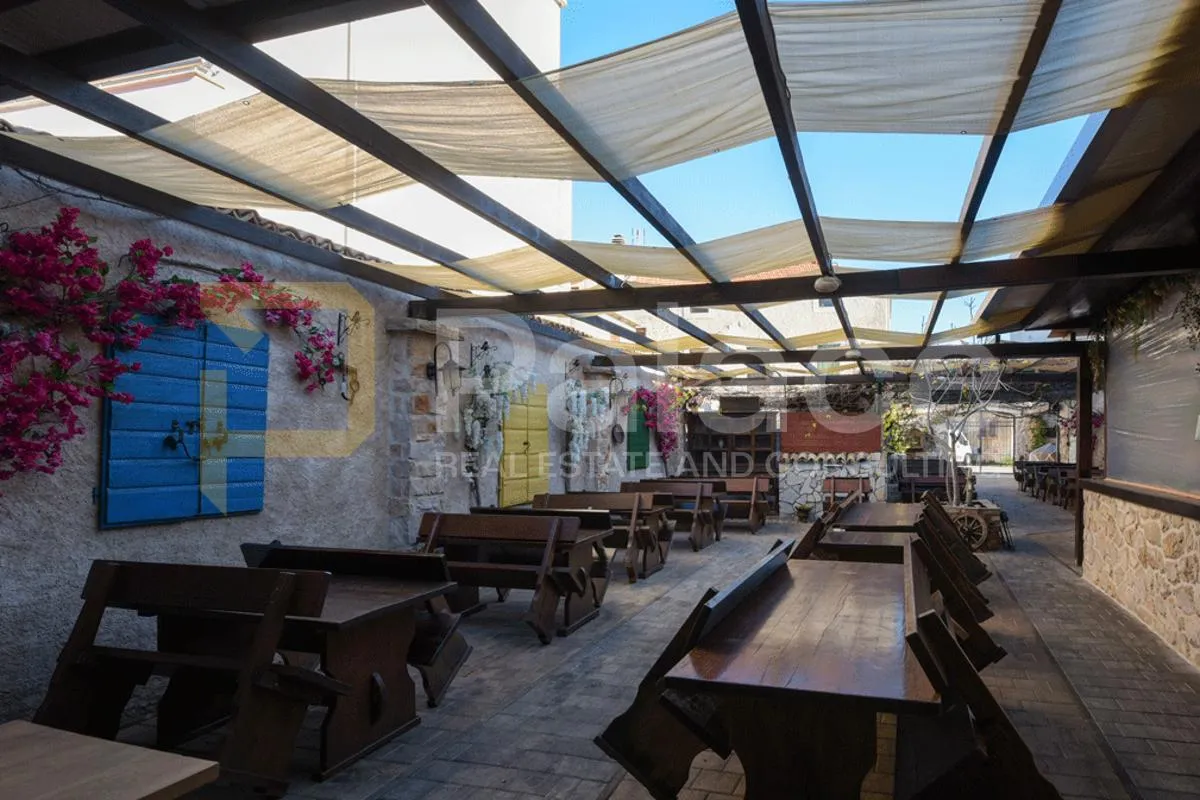 pirovac, centar: restoran s uhodanim poslovanjem i kuća, prvi red do mora - slika 10