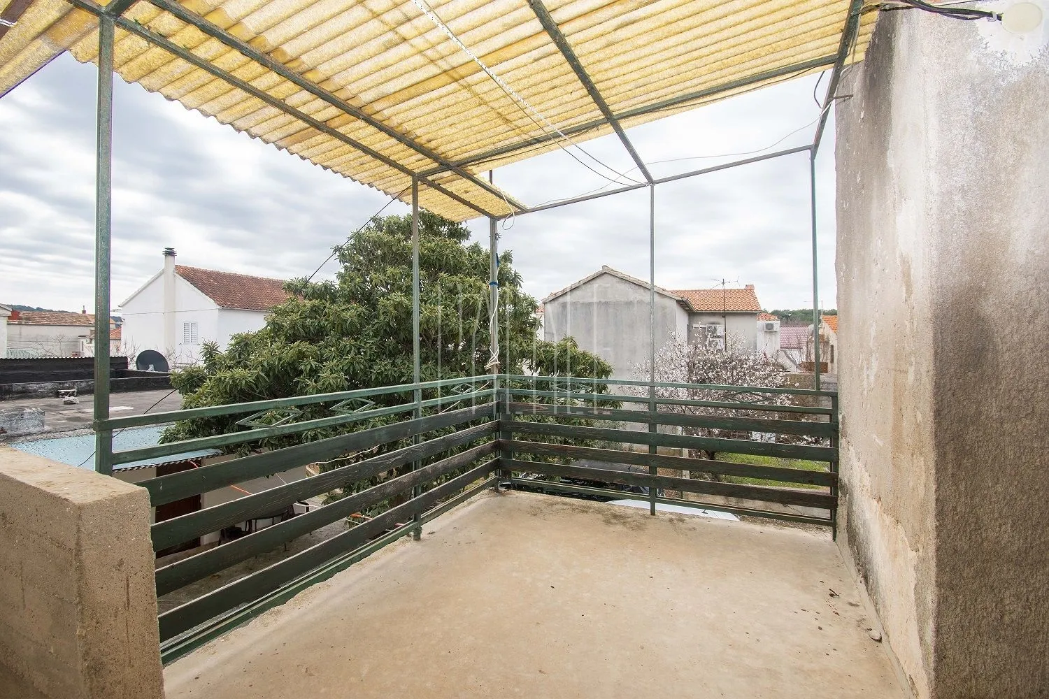 građevinski teren s priključcima i 3 legalna objekta, jezera, 528 m2 - slika 15