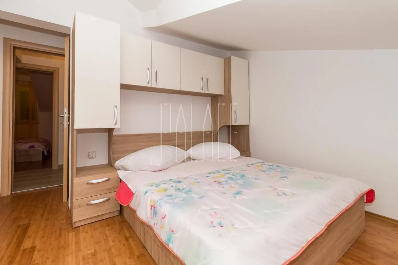novouređena vila s 5 apartmana u centru vodica, 333.00 m2 - slika 12