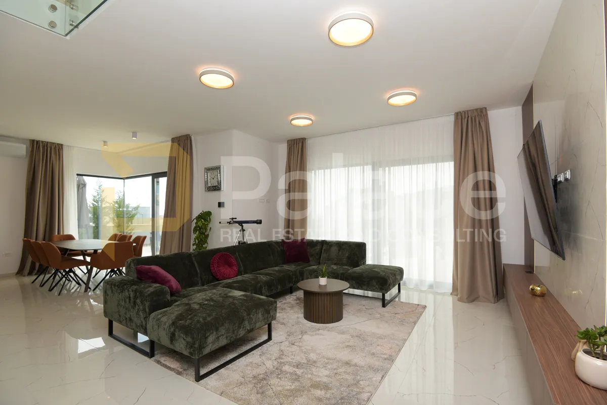 luksuzna vila u mirnoj uvali na svega 100 m od mora- rogoznica - slika 17
