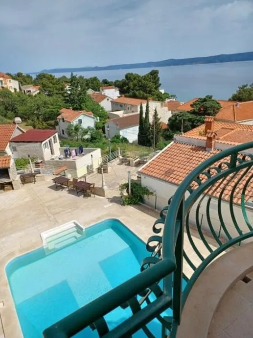 jedinstvena prilika: hotel u centru bola - slika 7
