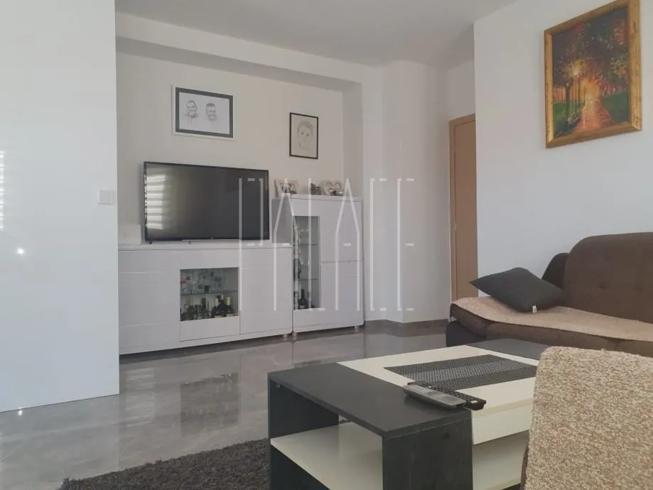 stan s dvije velike sunčane terase : okrug gornji, 155.00 m2 - slika 2