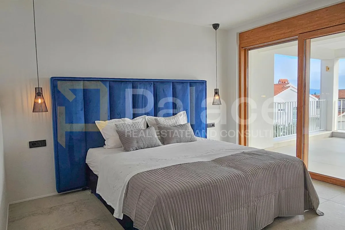 jedinstvena vila s bazenom u kaštel novom - slika 8