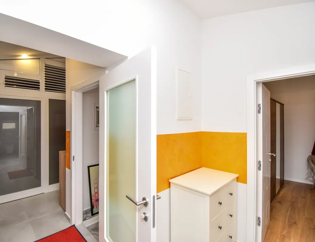 super ponuda: nova kuća s 2 stana i bazenom, vodice, čista mala, 245m2 - slika 24