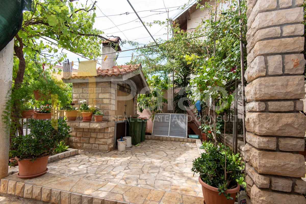 kuća s četiri stambene jedinice 325m2 - vodice - slika 2