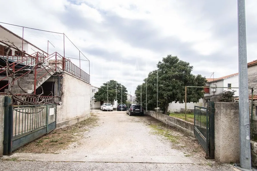 građevinski teren s priključcima i 3 legalna objekta, jezera, 528 m2 - slika 4