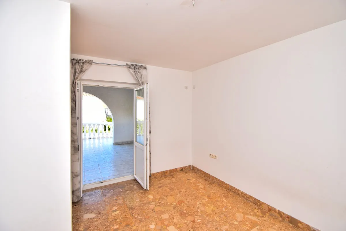 top lokacija: kuća blizu mora s 5 apartmana i dvorištem, srima 320 m2 - slika 24